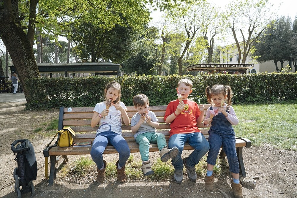 kids eating gelato