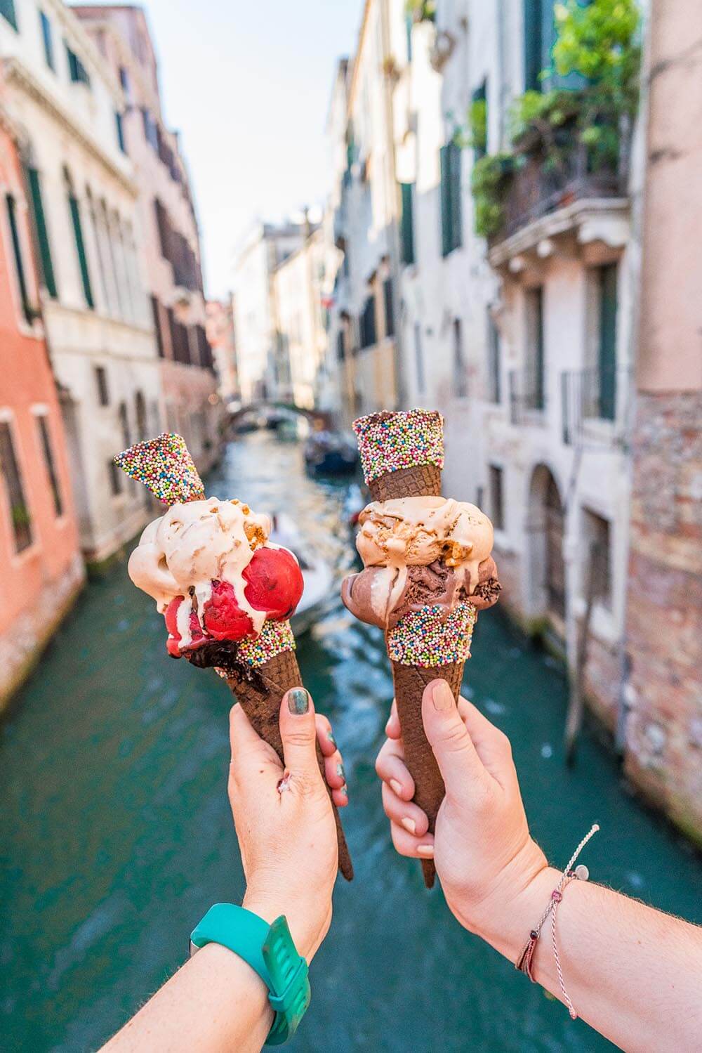 A dessert and ice cream train comes to a Big Mamma Food Court in Paris! 